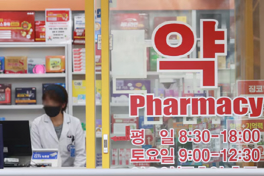 독감 등 여러 호흡기 감염병 유행 등으로 해열제 등의 약품 물량이 부족하다는 목소리가 커지는 가운데 서울 시내 한 약국에서 약사가 업무를 보고 있다. [연합뉴스]